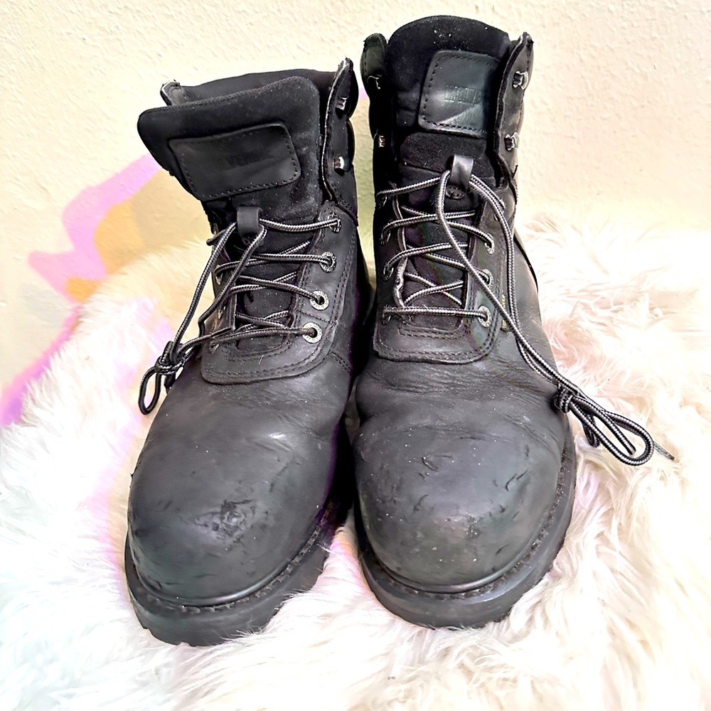 Wolverine men toe steel boots.